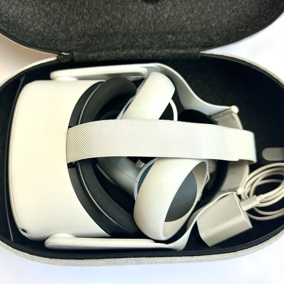 Occulus with controllers and case